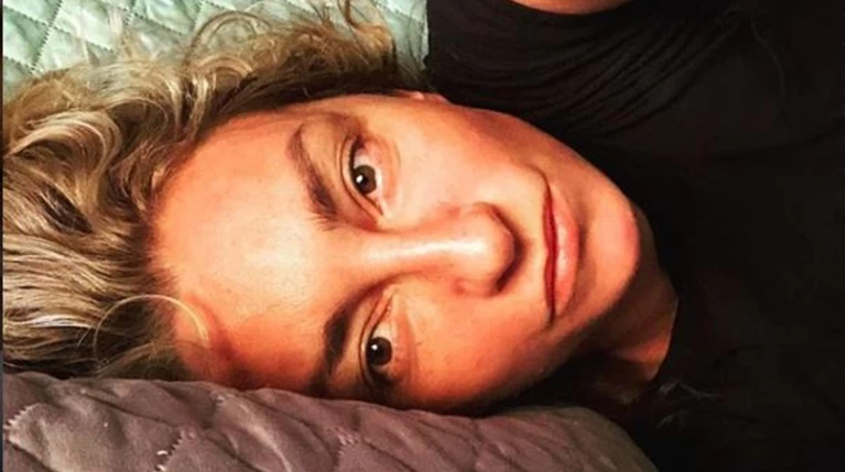Η αληθινή ζωή της Ρέβη εκτός instagram:Αβαφη ρίζα, χωρίς βλεφαρίδες & πτώμα