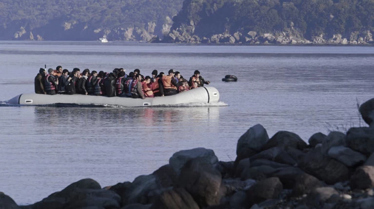 Λέμβος με 50 μετανάστες ανοιχτά του Φαρμακονησίου