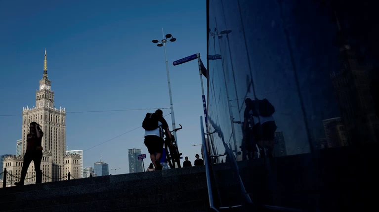Στο δρόμο χιλιάδες αστυνομικοί και πυροσβέστες στη Βαρσοβία για αυξήσεις