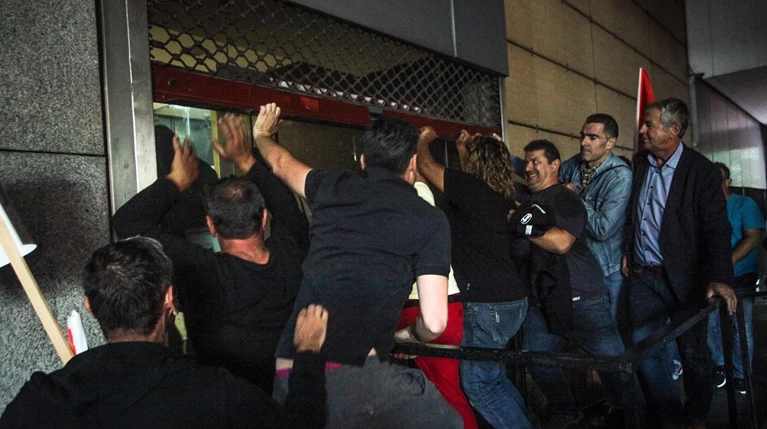 Έφοδος της ΠΟΕ-ΟΤΑ στο υπουργείο Οικονομικών