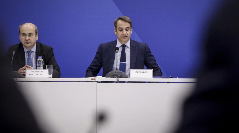 Το πολιτικό δίλημμα Μητσοτάκη για τη στρατηγική πυξίδα της ΝΔ