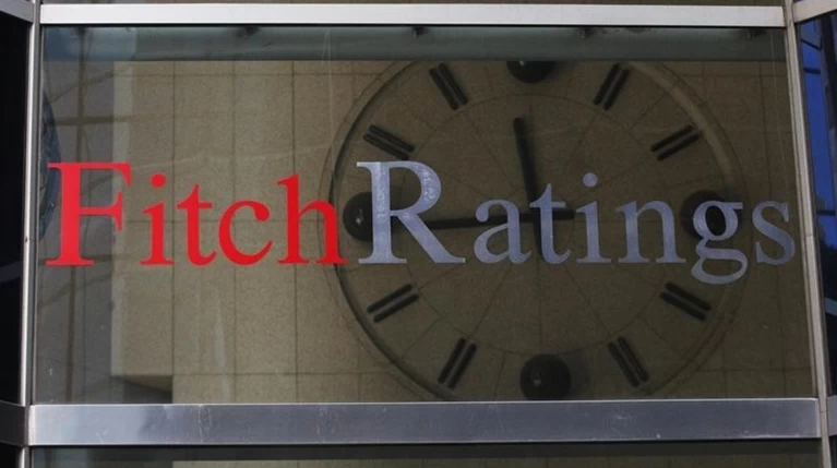 Fitch: Αναβάθμιση αλλά και καμπανάκι για τις ελληνικές τράπεζες