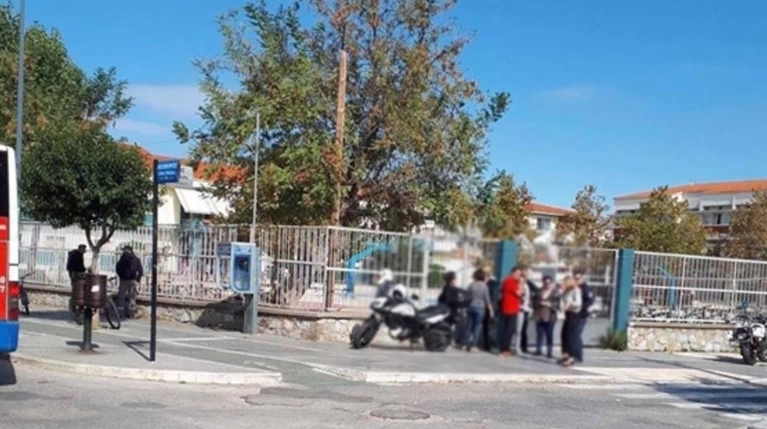 «Πεδίο μάχης» το Γυμνάσιο Αλεξανδρούπολης, διακομιδή μαθητή στο ΠΓΝΑ