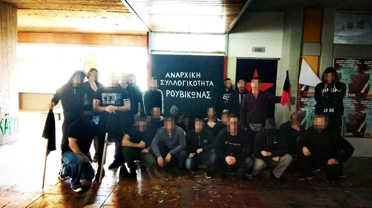 Ο Ρουβίκωνας προκαλεί: Ήρθαμε για να μείνουμε στη Φιλοσοφική
