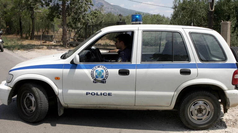 Επίθεση με γκαζάκια σε περιπολικό στη Σύρο από τρεις ανήλικους