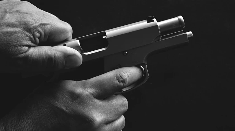 Σταμάτησε απότομα το αυτοκίνητο και ο οδηγός που ακολουθούσε έβγαλε όπλο