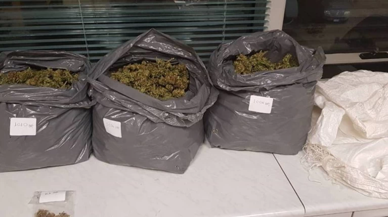 Από τα Ζωνιανά στο Ηράκλειο αγροτικό με σακιά χασίς (φωτο)