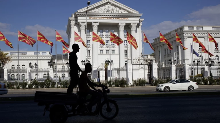 Σκοπιανά ΜΜΕ: Ξεκινά η συνεδρίαση στη Βουλή-Ολονύχτιο θρίλερ