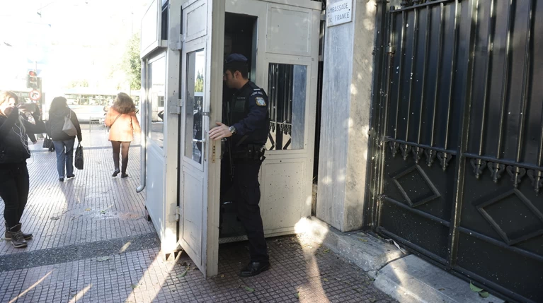 Άδεια τα αστυνομικά τμήματα γιατί φρουρούν τους... υπουργούς