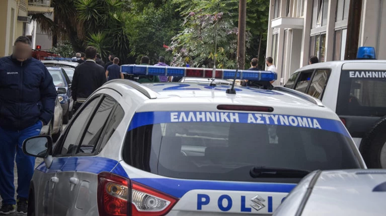 Στο αυτόφωρο εφοπλιστής με τον γιο του για έναν... σκύλο