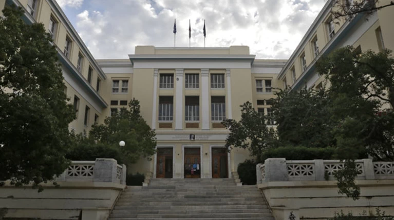Πρύτανης ΑΣΟΕΕ: Το πρόβλημα μεταλλάσσεται χωρίς να επιλύεται