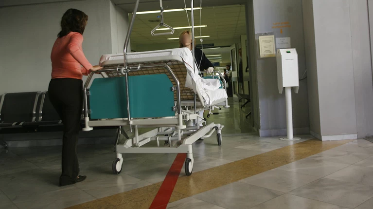 «Εκοψαν» τον δρόμο σε 27χρονο, τον μαχαίρωσαν και τον λήστεψαν