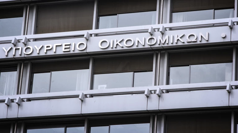 Αυξήσεις σε υπαλλήλους του ΥΠΟΙΚ που προσλήφθηκαν μετά το 2011