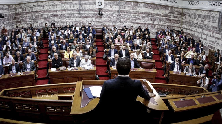 Επιχείρηση αλλαγής ατζέντας από τον Τσίπρα με Σύνταγμα και Παπαντωνίου