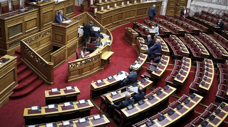 Στη Βουλή το νομοσχέδιο για τα αναδρομικά στους ένστολους