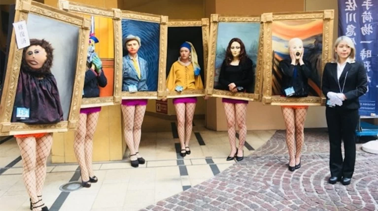 Έξι κορίτσια ντύθηκαν "διάσημα έργα τέχνης" και έκαναν παρέλαση