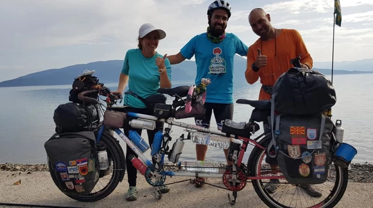 #kalosyniproject: Ταξιδεύει σε 4 χώρες χωρίς χρήματα