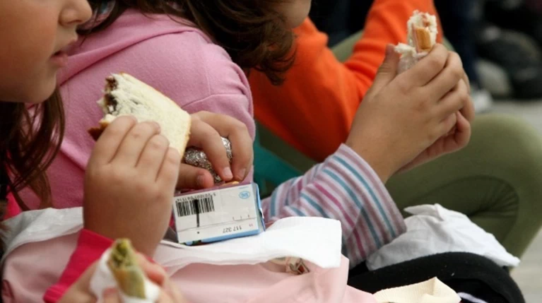 Ξεκινά η διανομή των ζεστών σχολικών γευμάτων σε 153.244 μαθητές