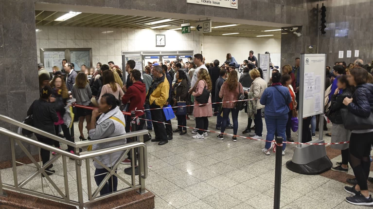 Καθυστερήσεις δρομολογίων και "ουρές" στο Μετρό - Τι φταίει;