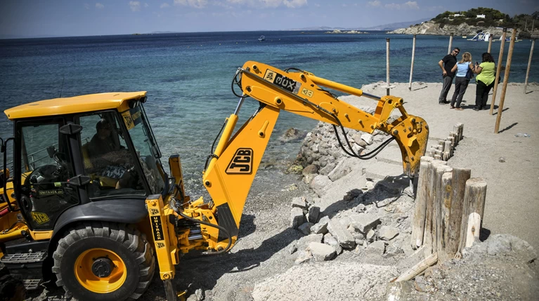 Ξεκίνησαν και πάλι οι κατεδαφίσεις αυθαιρέτων