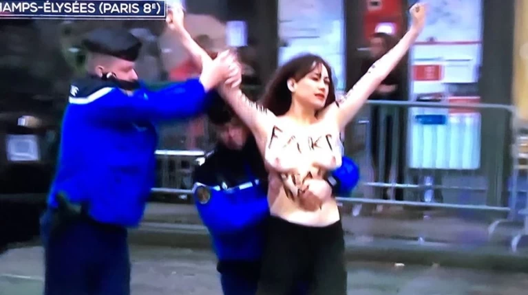 Γυμνόστηθη διαμαρτυρία της Femen κατά του Τραμπ στο Παρίσι