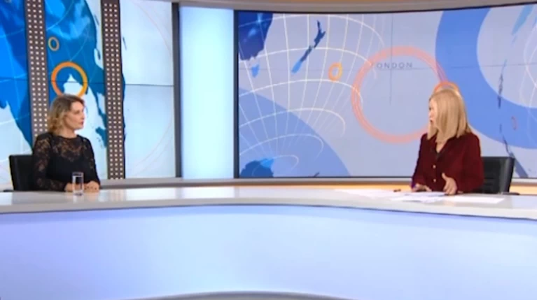 «Να... αυτοπροστατεύονται οι αστυνομικοί» λέει η Παπακώστα - Αντιδράσεις ΝΔ