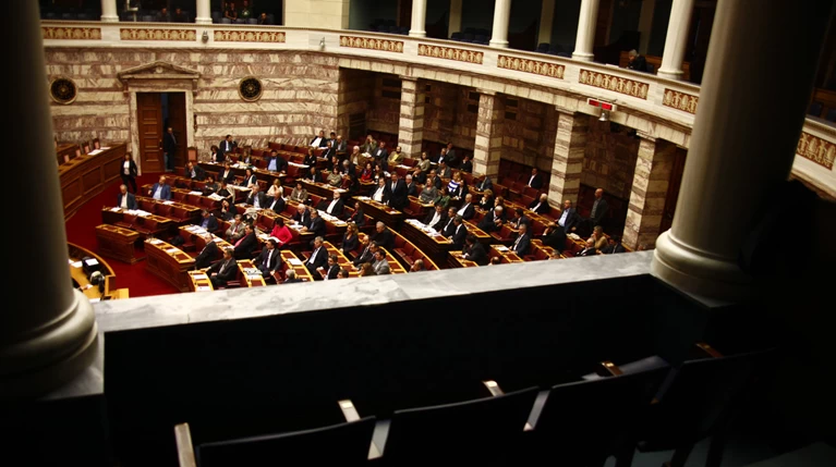 Βουλή: Κατατέθηκε το ν/σ για τη μείωση των εισφορών μη μισθωτών