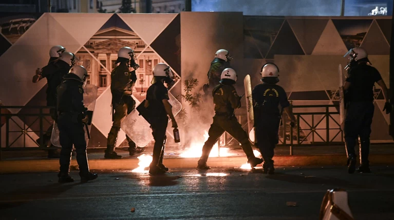 Εκλεψαν δύο μπιτόνια με βενζίνη στα Εξάρχεια - Τι ανησυχεί την ΕΛΑΣ
