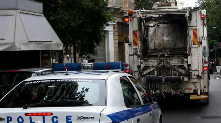 Aνατροπή απορριματοφόρου στα Λιόσια- ένας σοβαρά τραυματίας