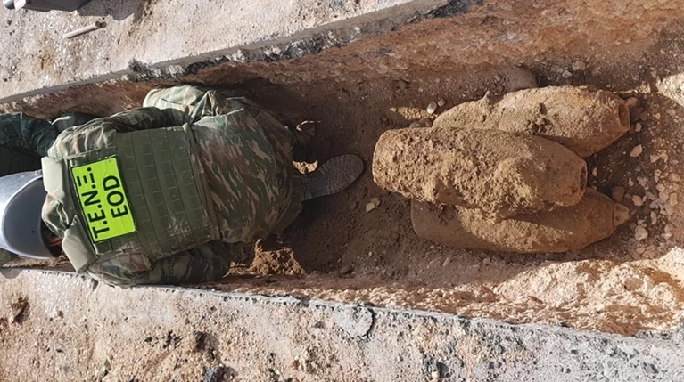 Επτά βόμβες θαμμένες σε δρόμο αναστάτωσαν το Ίλιον