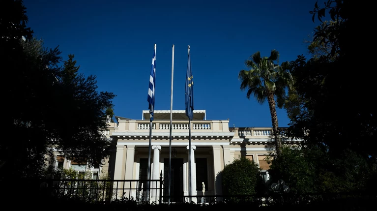 Politico: «Δώρο» στην κυβέρνηση η έκθεση της Κομισιόν