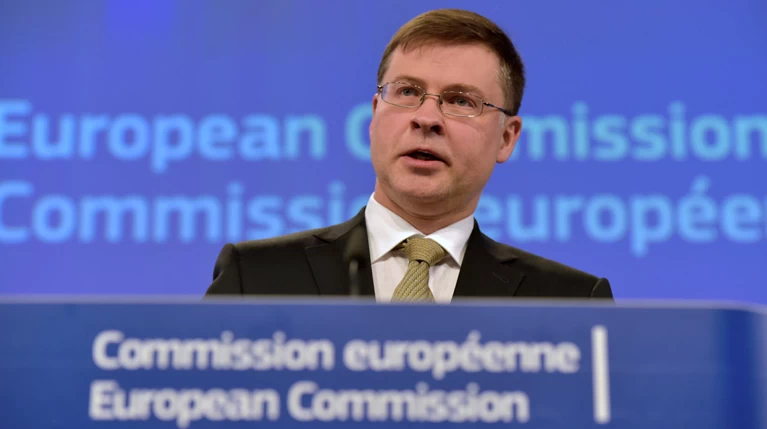 Ντομπρόβσκις: Μετά τον Φλεβάρη η α' δόση από την επιστροφή κερδών της ΕΚΤ