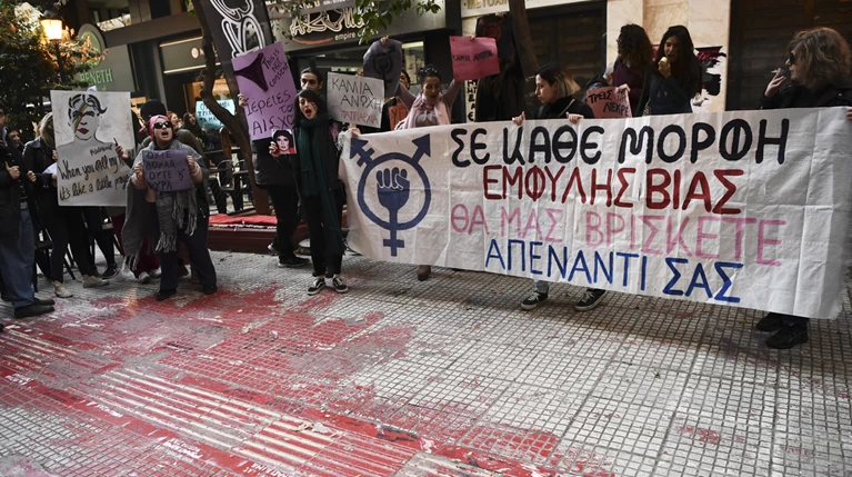 Μαζική πορεία στο κέντρο της Αθήνας κατά της έμφυλης βίας