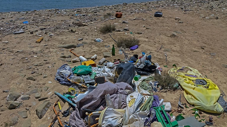 Αποτσίγαρα, καλαμάκια και μωρομάντηλα «αποτυπώματα» στις ακτές