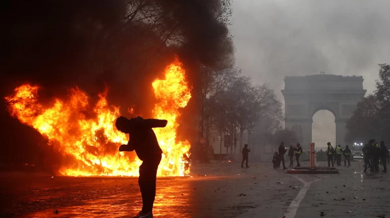 "Κίτρινα γιλέκα": Πεδίο μάχης το Παρίσι - Ένταση & συγκρούσεις