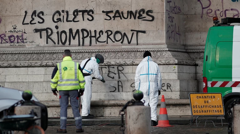 Πώς τα "κίτρινα γιλέκα" έφεραν την πρώτη μεγάλη κρίση στο Ελιζέ
