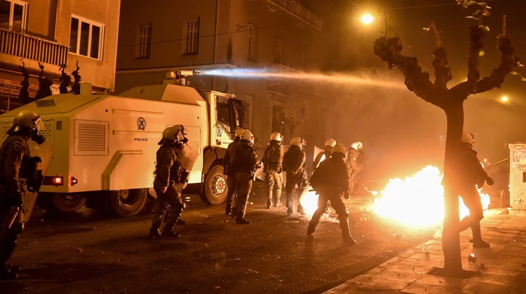 Πεδίο μάχης οι δρόμοι στα Εξάρχεια-Τραυματίστηκαν πολίτες