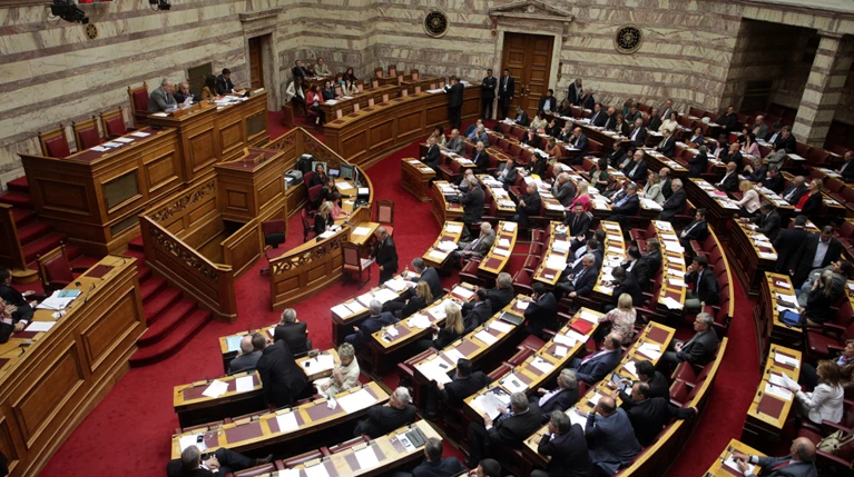 Ομόφωνα αλλά με εντάσεις στη Βουλή η μη περικοπή των συντάξεων