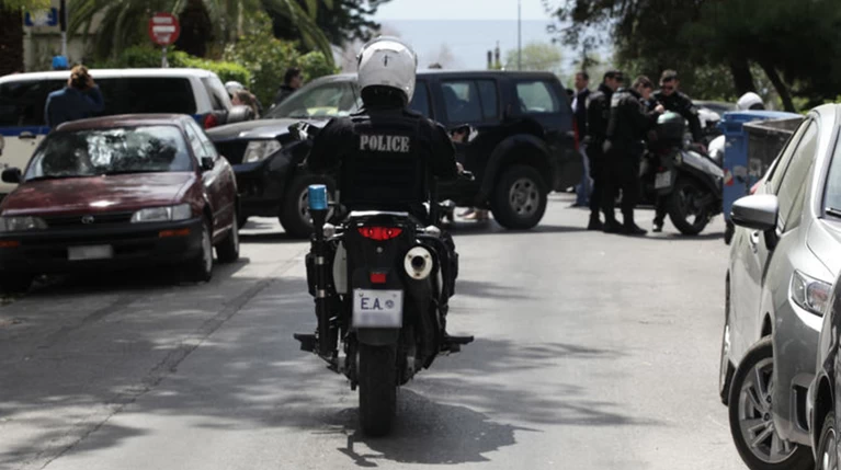 Συνέλαβαν 65χρονο που έκλεψε 3.500 ευρώ από ηλικιωμένη