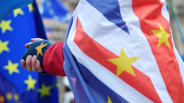 Η κοινοβουλευτική επιτροπή για το Βrexit «αδειάζει» την Μέι