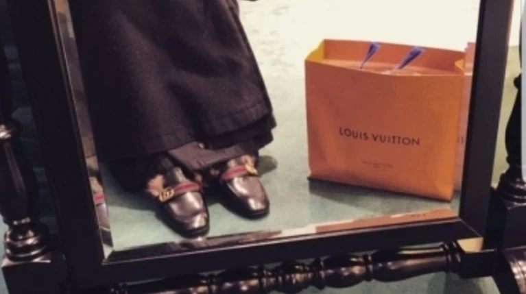 Σάλος με ιερέα που λάτρευε τα Gucci και τα Luis Vuitton