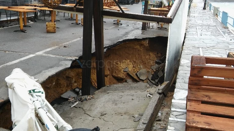 Χάος στο Κουμ Καπί: Άνοιξε ο δρόμος και «κατάπιε» καφετέρια - Εικόνες