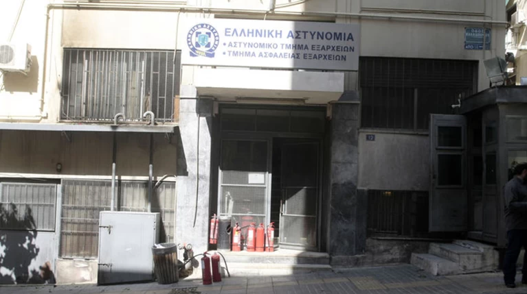 Αστυνομικούς «βλέπουν» πίσω από τα χαμένα όπλα στο Α.Τ Εξαρχείων