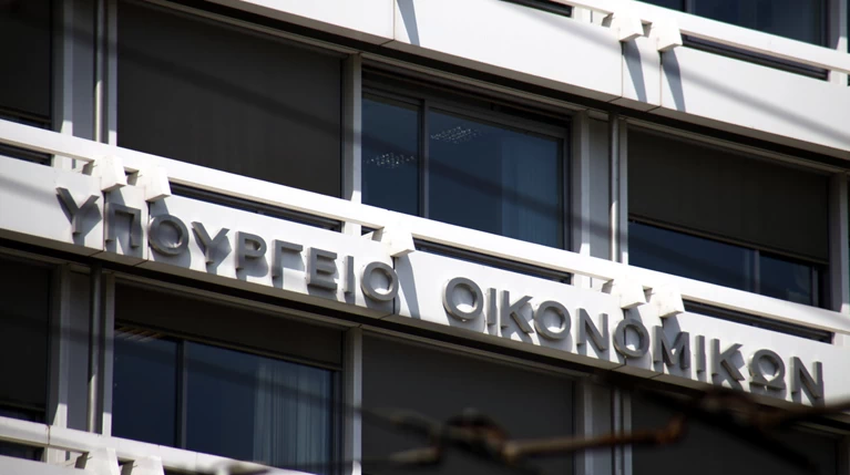 Βελτιωμένο πλεόνασμα με «ψαλίδι» σε δημόσιες επενδύσεις & επιστροφές φόρων