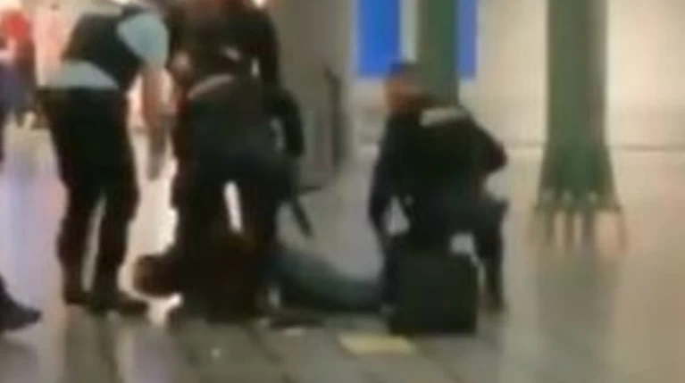 Θρίλερ με άνδρα που απειλούσε με μαχαίρι στο αεροδρόμιο του Άμστερνταμ-Vid