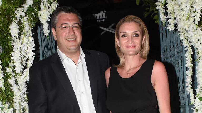 Εξοδος της οικογένειας Τζιτζικώστα από το μαιευτήριο