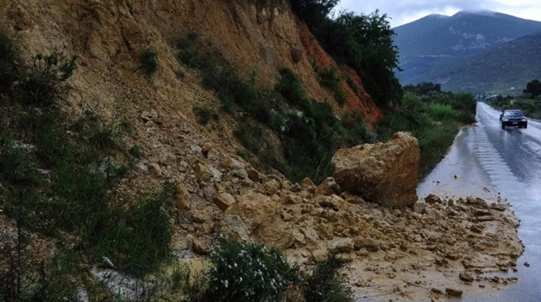 Νέες κατολισθήσεις στο Πλωμάρι από τις έντονες βροχοπτώσεις