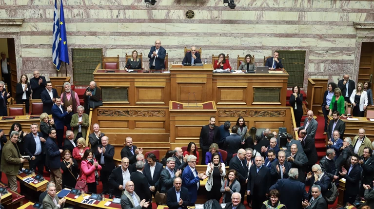 Κέρδη και ζημιές για κυβέρνηση και ΝΔ μετά τον προϋπολογισμό
