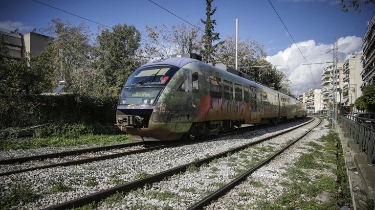 Σύγκρουση τρένου με ΙΧ στην Κωνσταντινουπόλεως, ένας τραυματίας