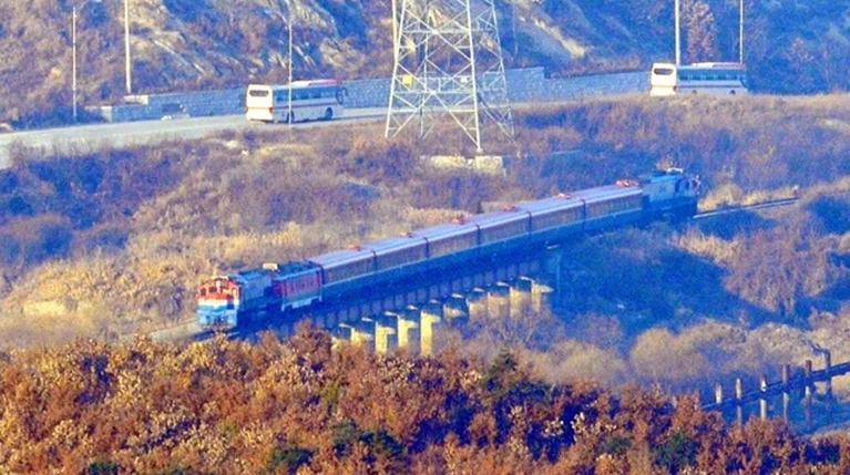 Εγκαίνια του έργου για τον σιδηρόδρομο Βόρειας Νότιας Κορέας